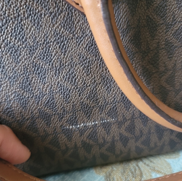 Micheal Kors crossbody - Picture 3 of 11